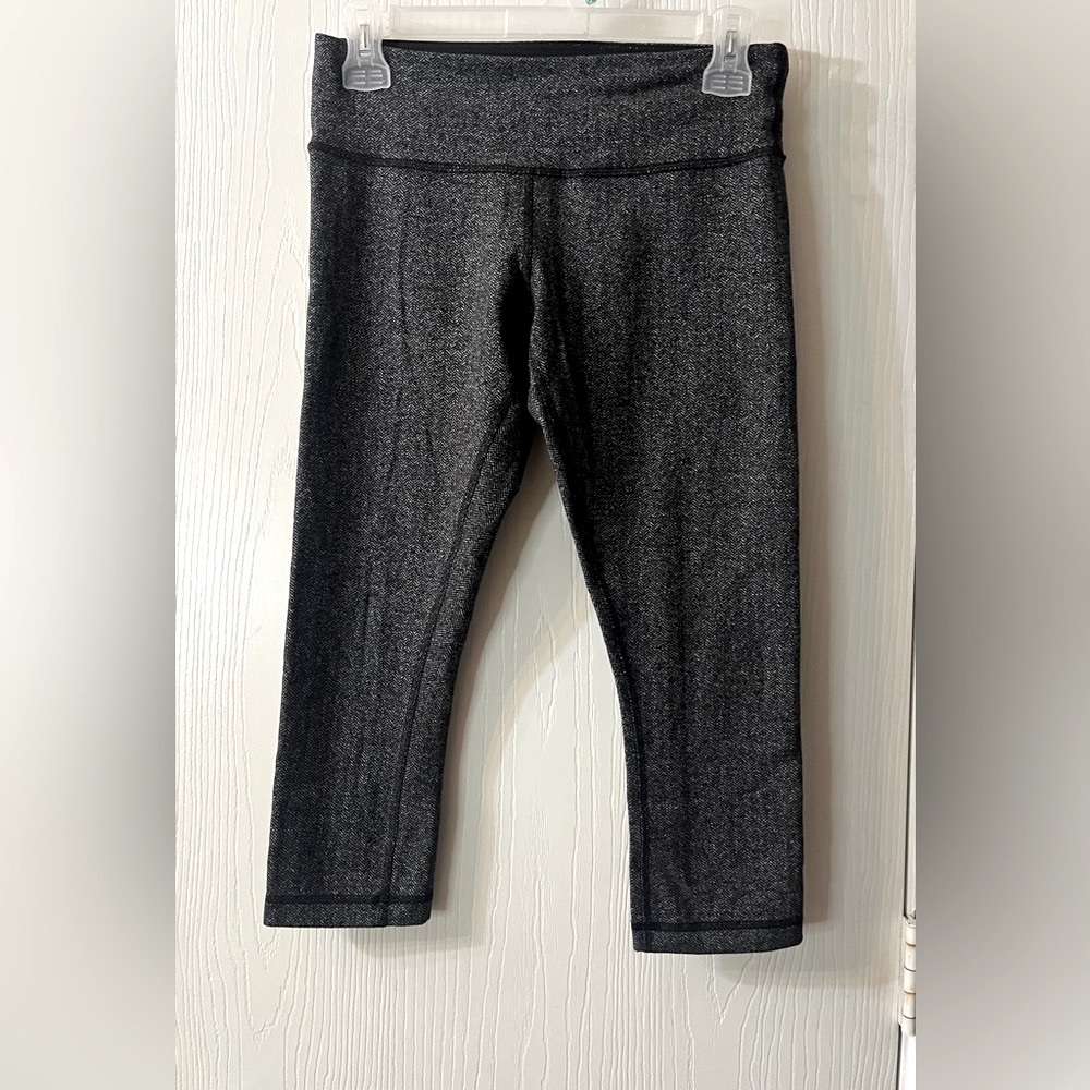 🛍️Lululemon Black/Gray Textures Crop Leggings - Size 4